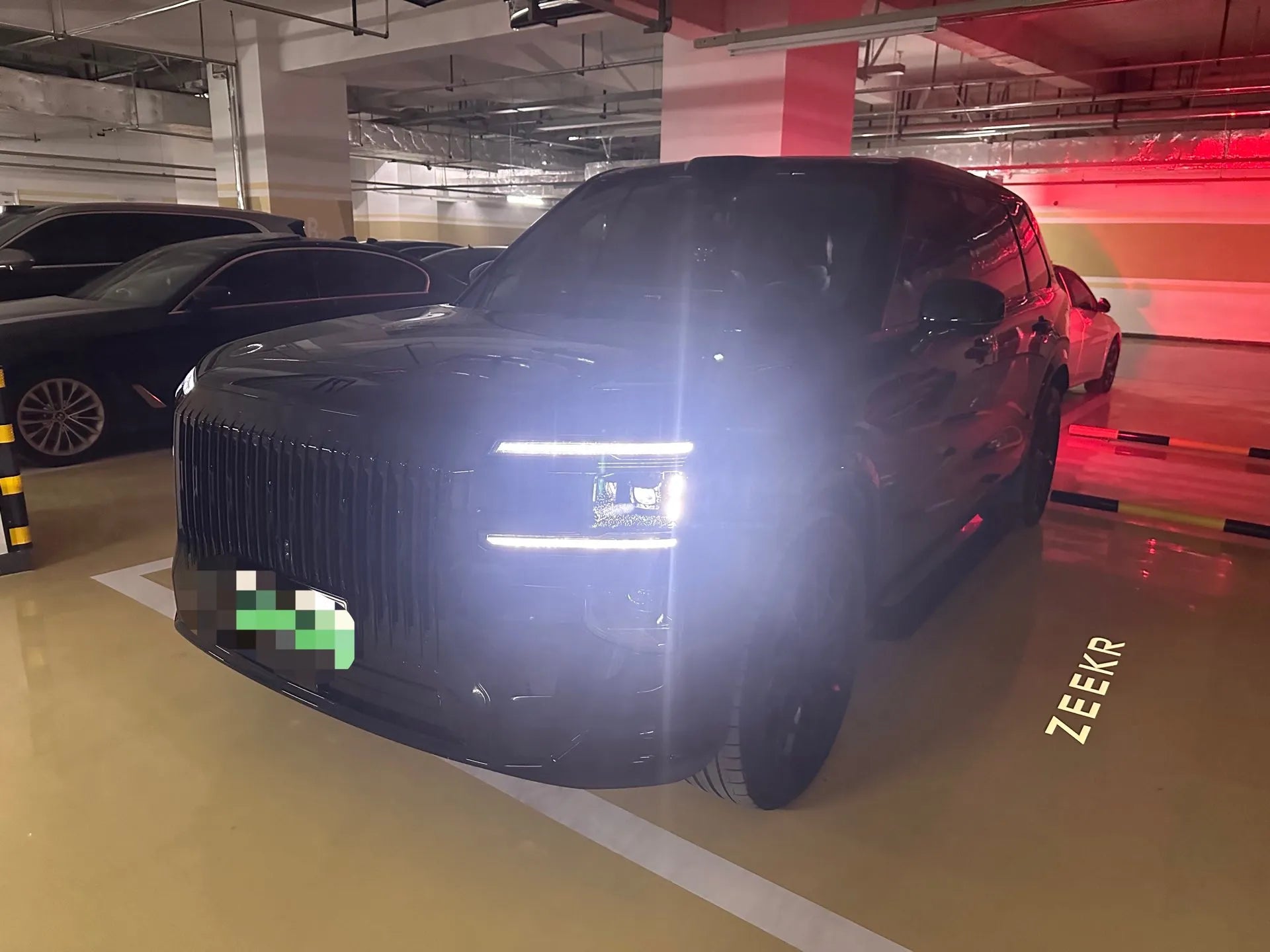 2025 Zeekr 9X 2.0T 279HP L4 1DHT PHEV image 3