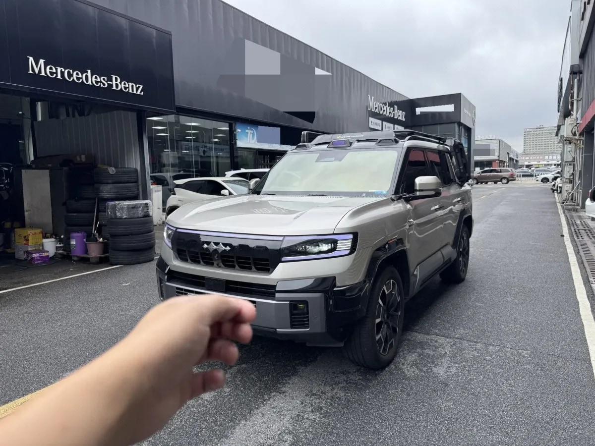 2025 FangChengBao Bao 8 2.0T 245HP L4 E-CVT PHEV 36.8KWH image 1