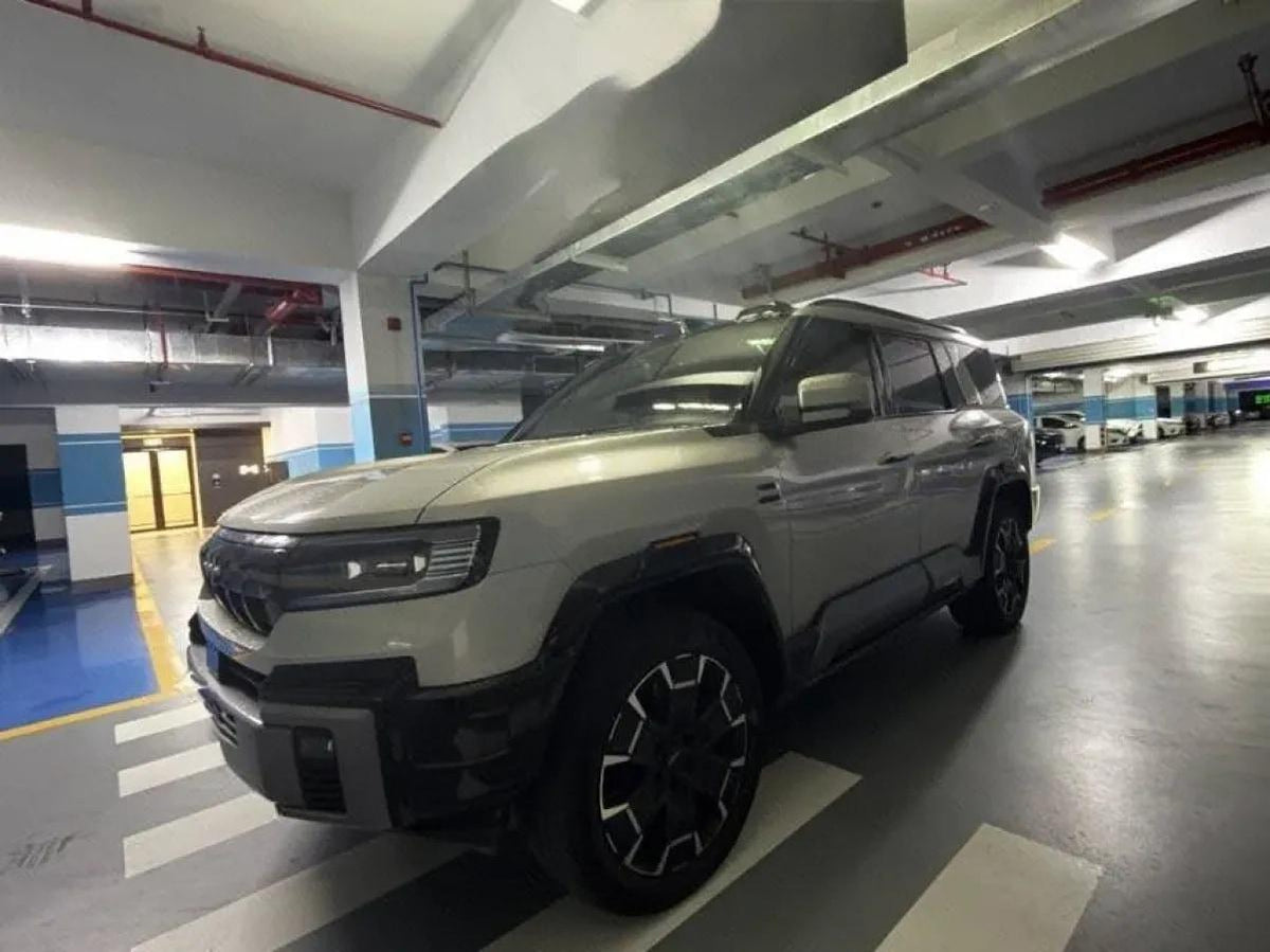 2025 FangChengBao Bao 8 2.0T 245HP L4 E-CVT PHEV 36.8KWH image 1