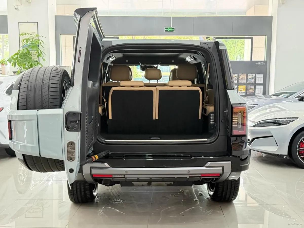 2025 FangChengBao Bao 8 2.0T 245HP L4 E-CVT PHEV 36.8KWH image 13
