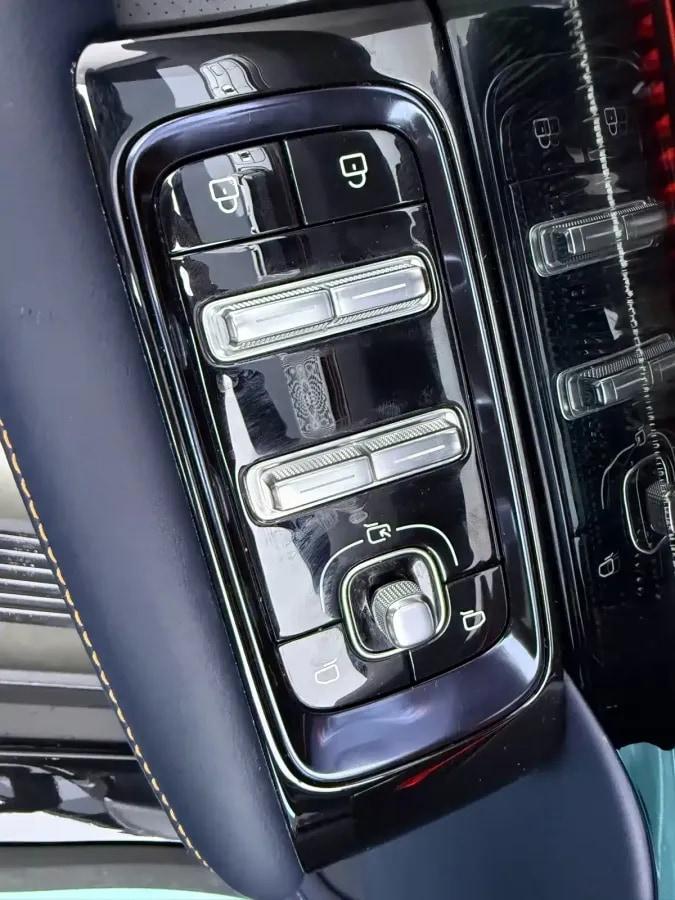 2025 Zeekr 9X 2.0T 279HP L4 1DHT PHEV image 13