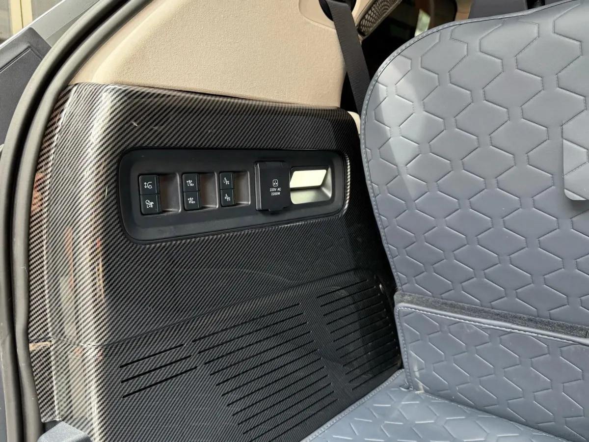 2025 Zeekr 9X 2.0T 279HP L4 1DHT PHEV image 13