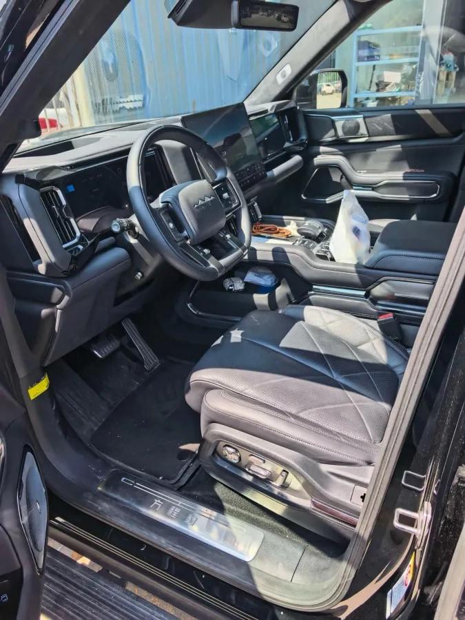 2025 FangChengBao Bao 8 2.0T 245HP L4 E-CVT PHEV 36.8KWH image 2