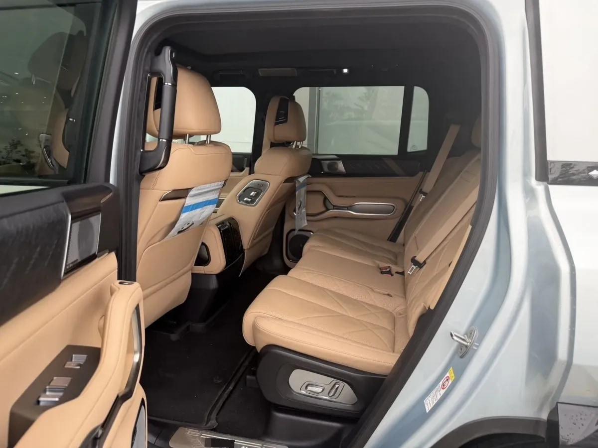 2025 FangChengBao Bao 8 2.0T 245HP L4 E-CVT PHEV 36.8KWH image 4