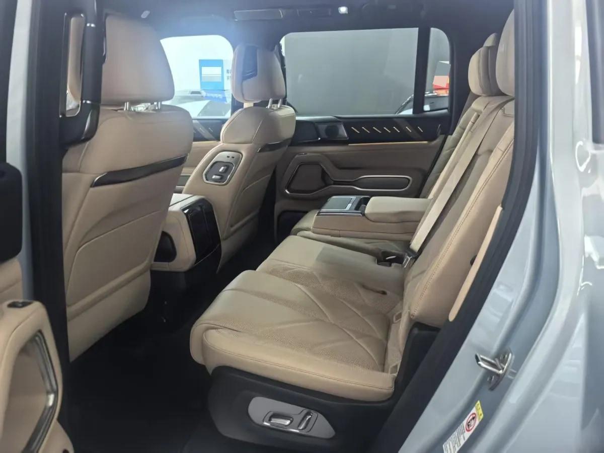 2025 FangChengBao Bao 8 2.0T 245HP L4 E-CVT PHEV 36.8KWH image 4