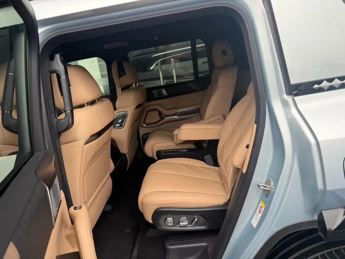 2025 FangChengBao Bao 8 2.0T 245HP L4 E-CVT PHEV 36.8KWH image 4
