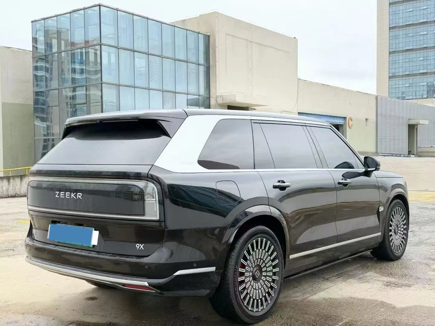 2025 Zeekr 9X 2.0T 279HP L4 1DHT PHEV image 3