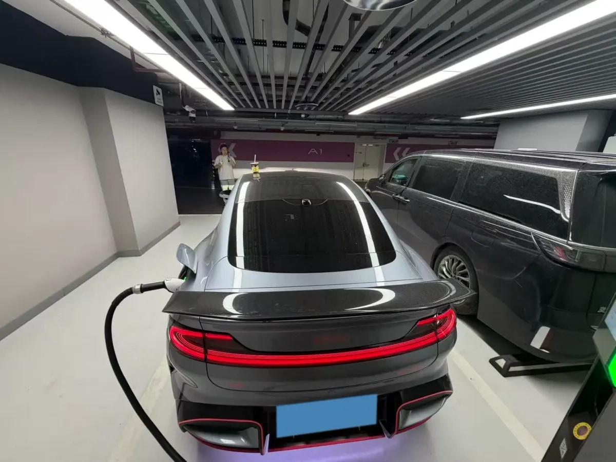 2025 Xiaomi SU7 Ultra BEV 93.7KWH 630km image 5