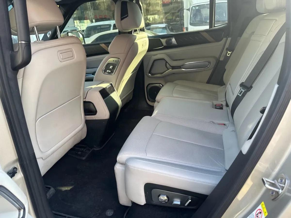 2025 Fang Cheng Bao Bao 8 2.0T 245HP L4 E-CVT PHEV 36.8KWH image 5