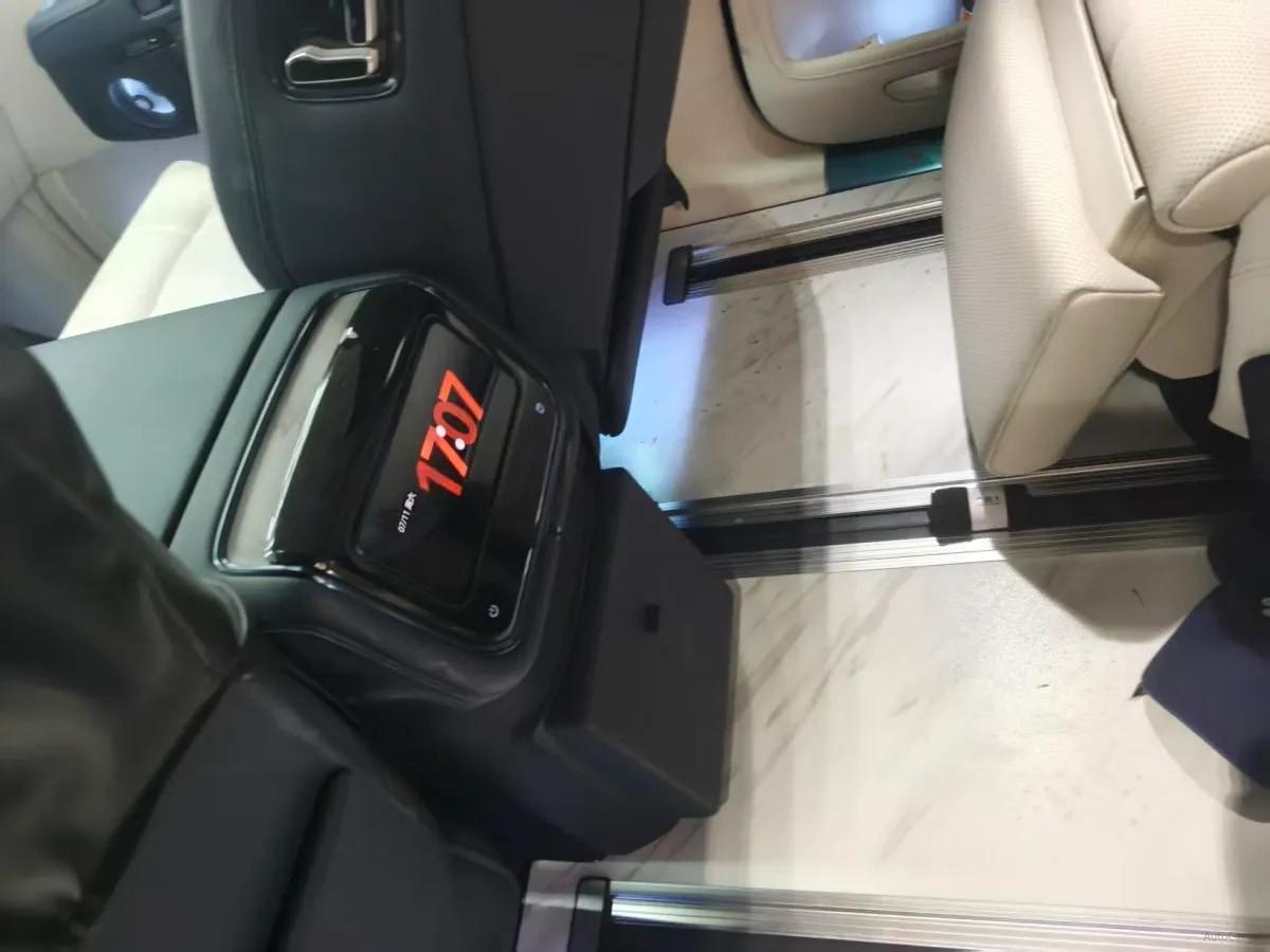 2025 Zeekr 9X 2.0T 279HP L4 1DHT PHEV image 9